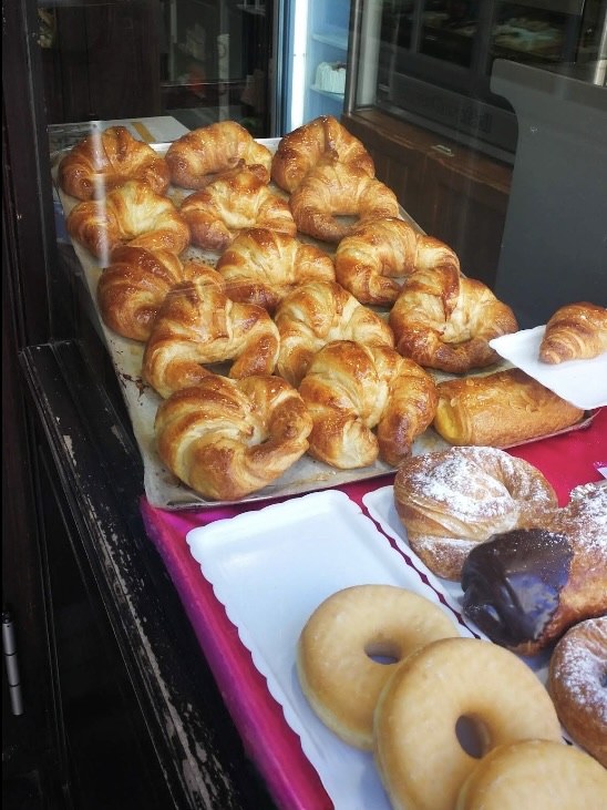 Croissants artesanos recién hechos en el escaparate de La Deliciosa